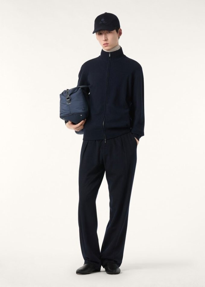Klasyczna kurtka typu bomber zapinana na zamek Klasyczna kurtka typu bomber zapinana na zamek