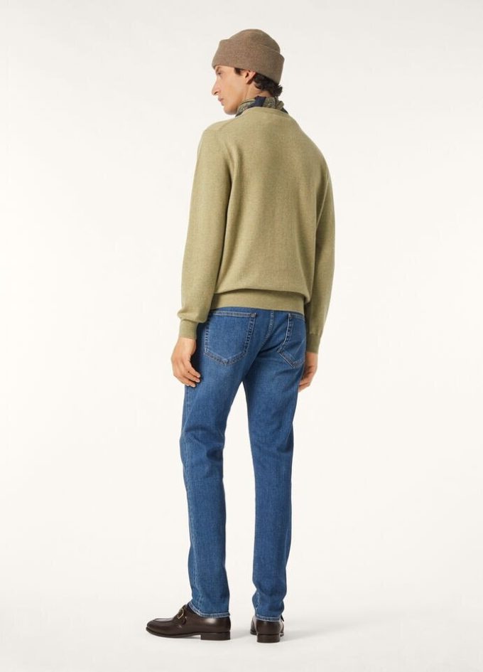 Klasyczny okrągły dekolt Klasyczny okrągły dekolt